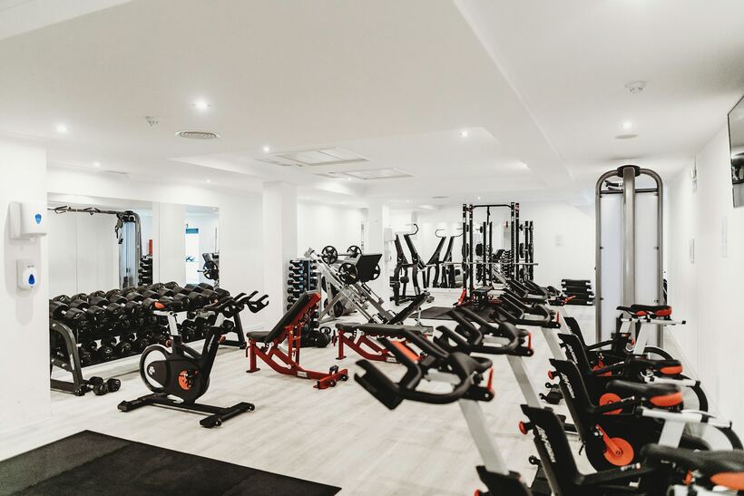 Gimnasio blanco luminoso